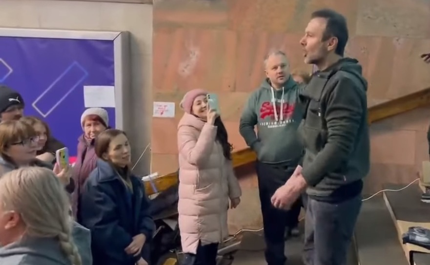 Svyatoslav Vakarchuk de la Okean Elzy cântând cu locuitorii din Harkiv refugiaţi în staţiile de metrou