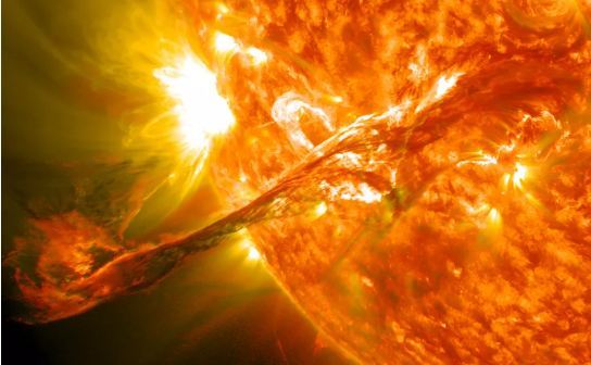 O ejecţie masivă de masă coronală erupând din Soare în 2017.