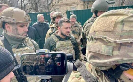 Preşedintele Volodimir Zelenski, în oraşul Bucha, unde armata rusă a masacrat civilii (Twitter - Stratejik Gündem)