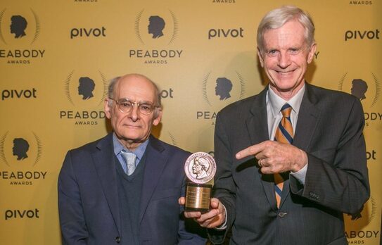 David Matas (S) şi David Kilgour, prezentaţi în  filmul „Human Harvest: Comerţul ilegal cu organe al Chinei” cu premiul Peabody primit la cea de-a 74-a ediţie, New York, 31 mai 2015. (Epoch Times)