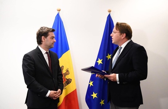 Olivér Várhelyi înmânează lui Nicu Popescu chestionarul CE cu privire la cererea de aderare a RM la UE (mfa.gov.md)