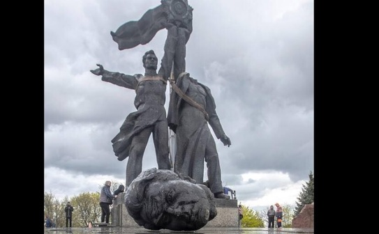 Statuia "Prietenia popoarelor" ucrainean şi rus, din Kiev, demolată (Facebook - Vitali Klitschko)