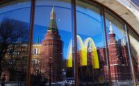 Turnurile Kremlinului se reflectă în geamul unui restaurant McDonald’s din Moscova, 9 martie 2022 (Getty Images)