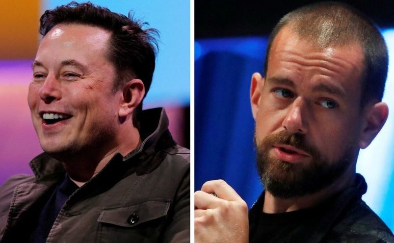 Miliardarul Elon Musk - stânga - şi Jack Dorsey, fostul CEO al companiei Twitter