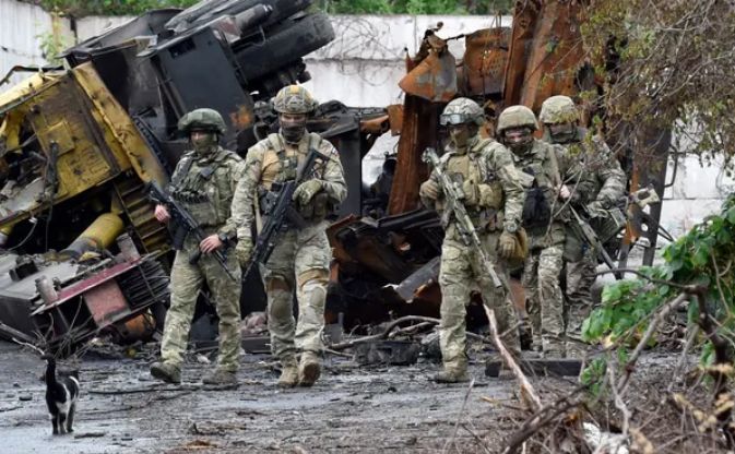 Soldaţi ruşi patrulează în porţiunea distrusă a uzinei de oţel Ilici din oraşul ucrainean Mariupol