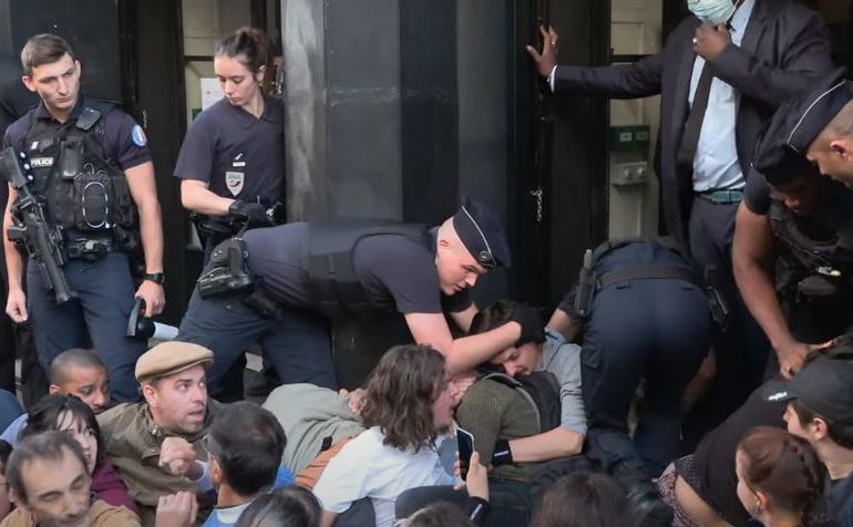 Protest în faţa sediului companiei TotalEnergies, în Paris, 25 mai 2022