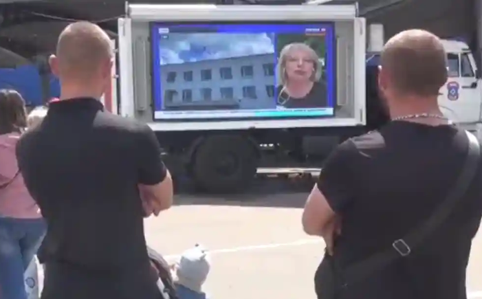 Propagandă pe patru roţi: Furgonete ruseşti cu televizoare în Mariupol.
