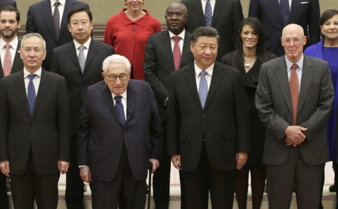Liderul chinez Xi Jinping la o şedinţă foto de grup cu fostul secretar de stat american Henry Kissinger, fostul secretar al Trezoreriei SUA Henry Paulson (dr) şi membrii unei delegaţii din cadrul Forumului Noua Economie 2019 in Beijing, China.