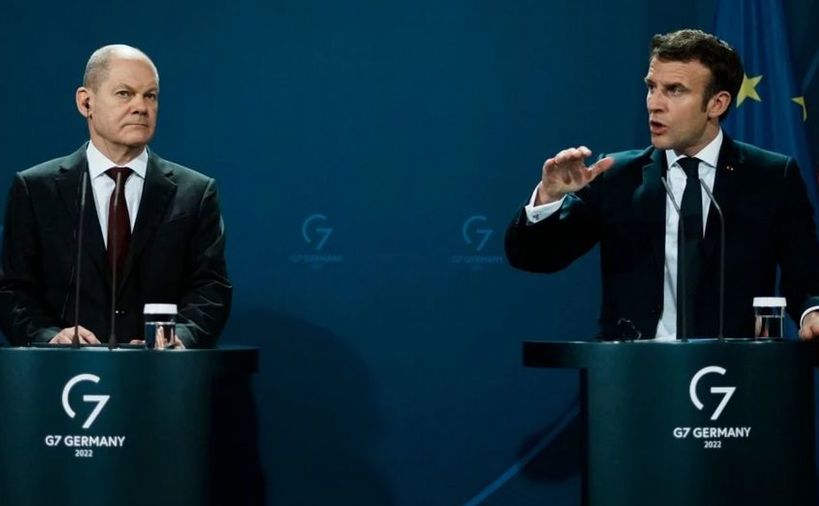 Olaf Scholz (st) şi Emmanuel Macron în timpul unei conferinţe de presă la Berlin, 8 februarie 2022