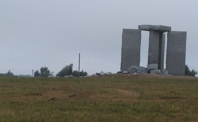 Circulă multe teorii cu privire la ceea ce a aruncat în aer unul dintre cei cinci stâlpi ai monumentului Georgia Guidestone din Elberton, Ga, pe 6 iulie 2022.