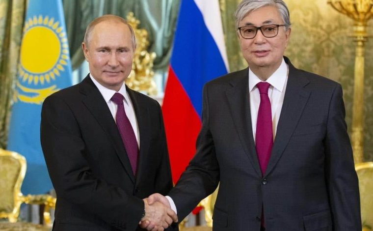 Preşedintele rus Vladimir Putin (st) şi omologul său kazah Kassym-Jomart Tokayev