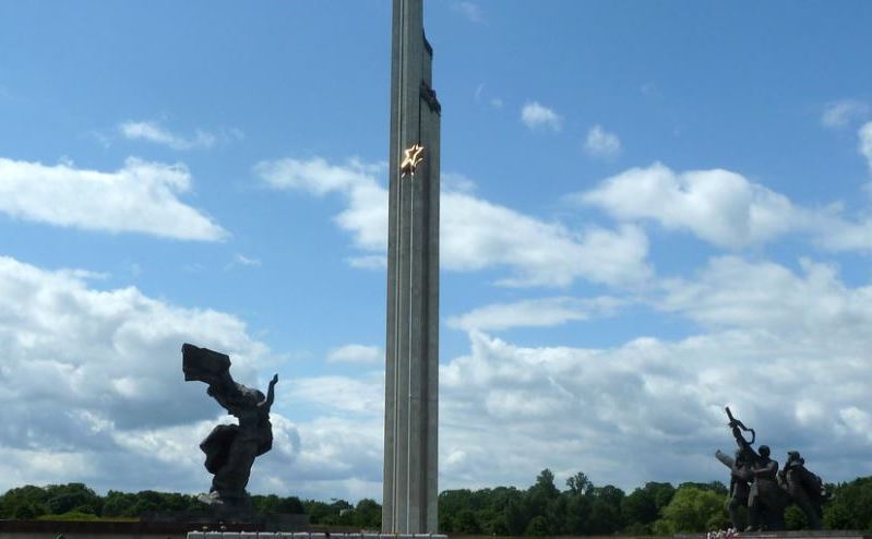 Letonia - monumentul Victoriei de la Riga, construit de sovietici în 1985
