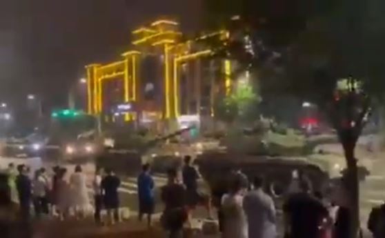 Autorităţile chineze au scos tancurile în stradă să apere băncile de teama deponenţilor furioşi rămaşi fără bani