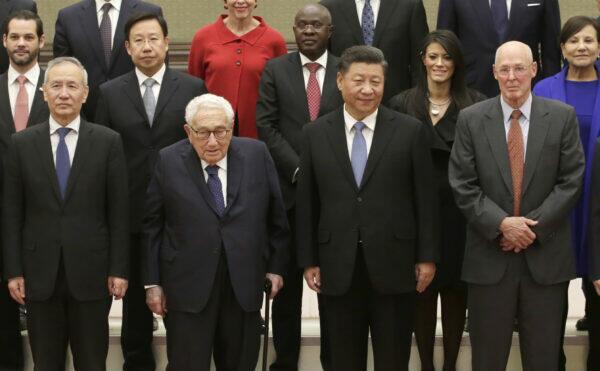 Preşedintele chinez Xi Jinping, virepremierul Liu He, împreună cu mari prieteni ai Chinei - Henry Kissinger şi fostul secretar al Trezoreriei, Henry Paulson - Beijing, 22 noiembrie 2019