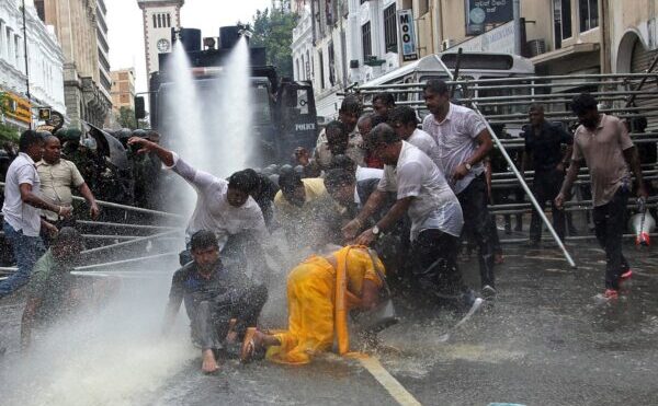 Poliţiia foloseşte tunuri cu apă împotriva manifestanţilor din Colombo, Sri Lanka, 6 iulie 2022.