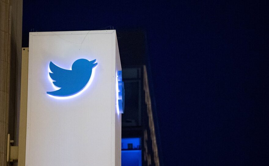 Logo-ul Twitter este văzut pe un panou la sediul central al companiei din San Francisco, California