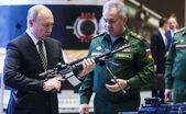 Vladimir Putin (st) şi Serghei Şoigu (Getty Images)