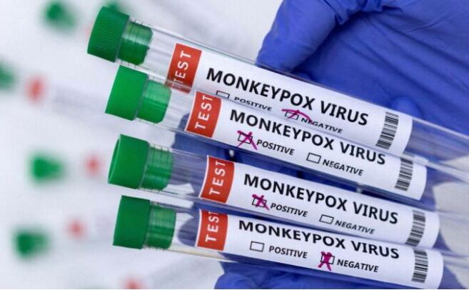 Teste în eprubete, etichetate cu "Variola Maimuţei pozitiv sau negativ"