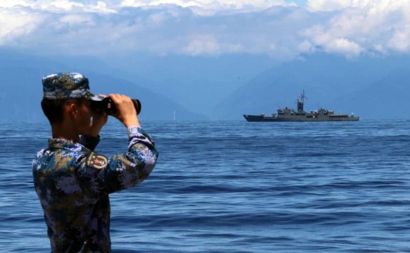 Un soldat se uită cu binoclul în timpul exerciţiilor militare ale Chinei în apele din jurul Taiwanului, 5 august 2022