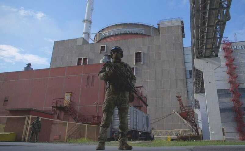 Un soldat rus stă de pază în faţa centralei nucleare Zaporojie