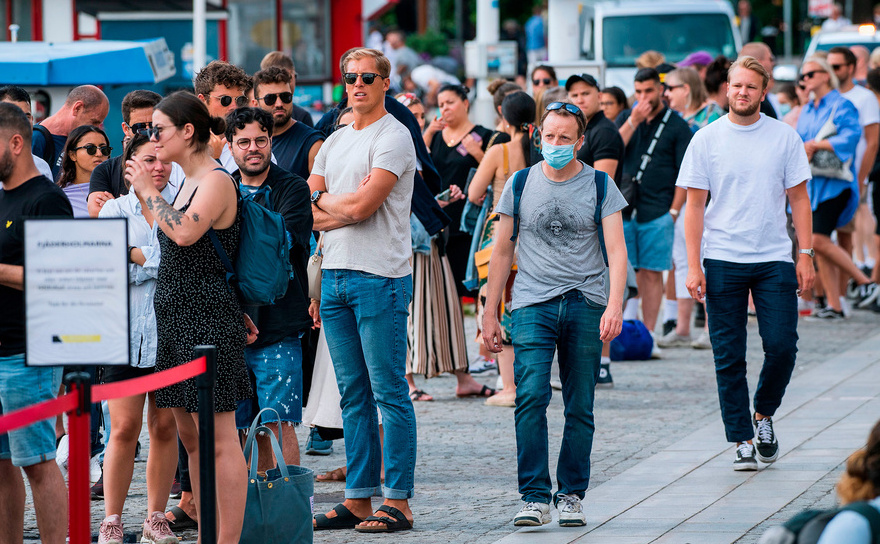 Oameni plimbându-se în centrul capitalei suedeze Stockholm
