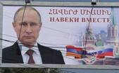 Banner cu Vladimir Putin pe aeroportul din Erevan (t.me/oleksiihoncharenko)