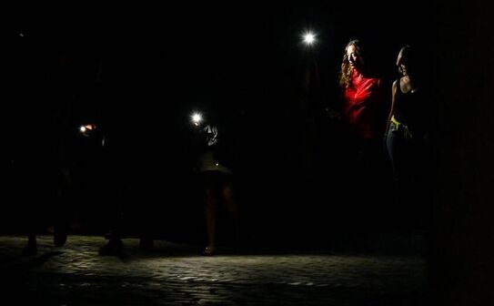 Oamenii folosesc lumina de la telefoanele mobile în apropierea unui parc din Havana, Cuba (Getty Images)