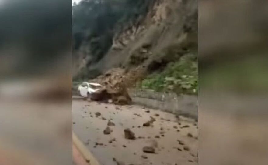 Maşină prinsă de o alunecare de teren, provincia sud-vestică Sichuan, China, 5 septembrie 2022