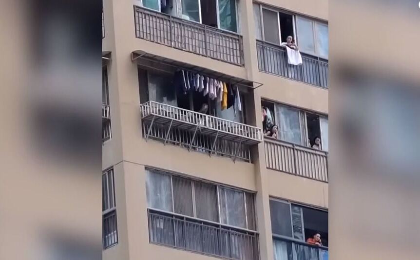 Chinezii blocaţi în case de lockdown, strigă de la ferestre cerând mâncare