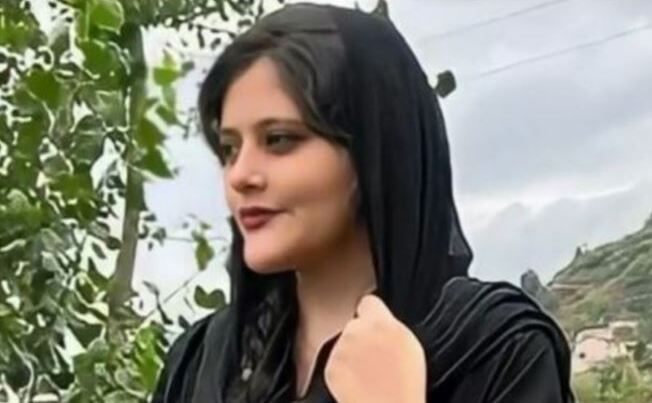 Mahsa Amini, ajunsă în moarte cerebrală după ce a fost bătută de poliţia iraniană pentru că nu ar fi purtat odiosul hijab impus de lege