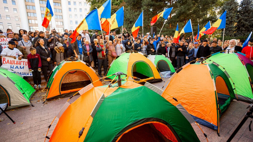 Protestatari şi corturi în faţa Parlamentului de la Chişinău