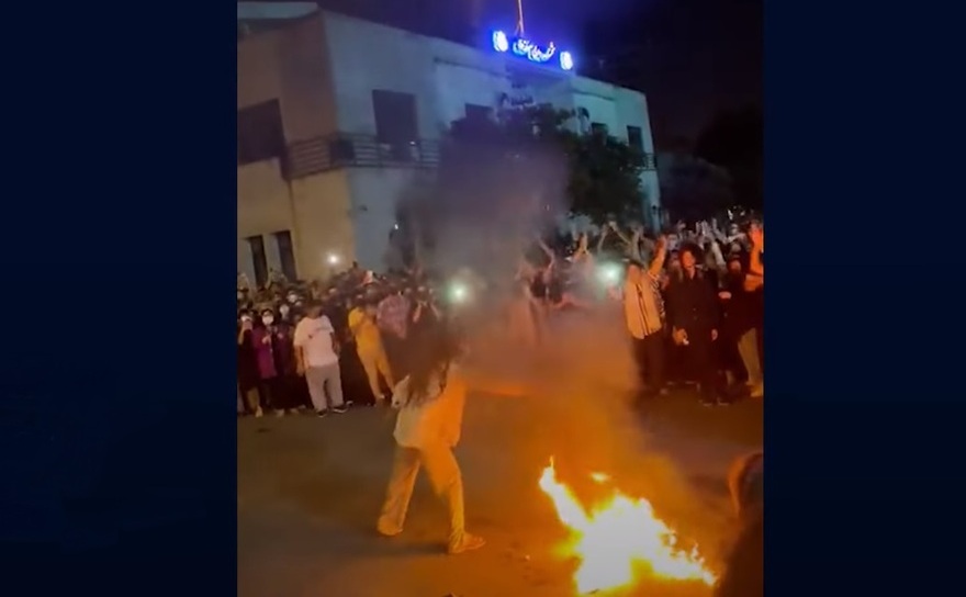O femeie iraniană îşi aruncă hijabul în foc