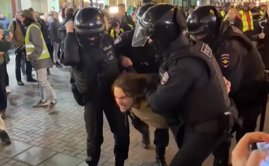Protestatarii anti-război, arestaţi de poliţie în Rusia