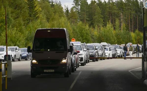 Maşini din Rusia stau la coadă la graniţa cu Finlanda
