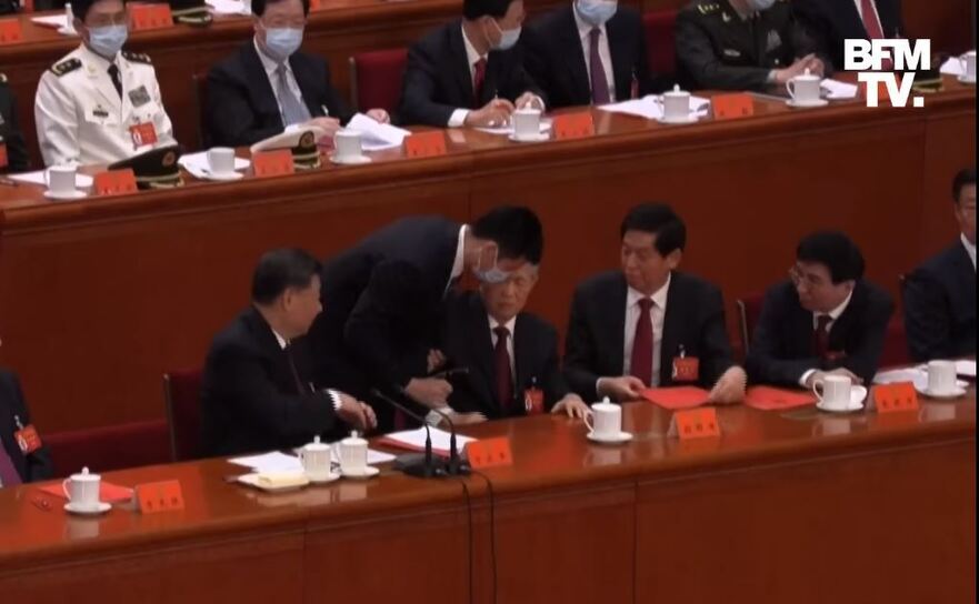 Hu Jintao scos cu forţa din sala de congres