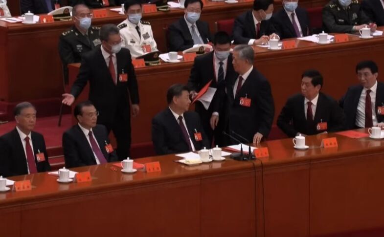 Hu Jintao escortat de la Congresul Partidului Comunist Chinez, 22 octombrie 2022