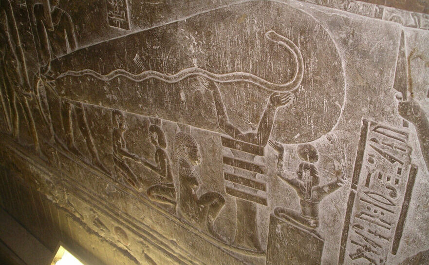 Un obiect ce arată ca un bec, gravat pe o criptă aflată sub Templul lui Hathor în Egipt. (Lasse Jensen/CC BY 2.5)