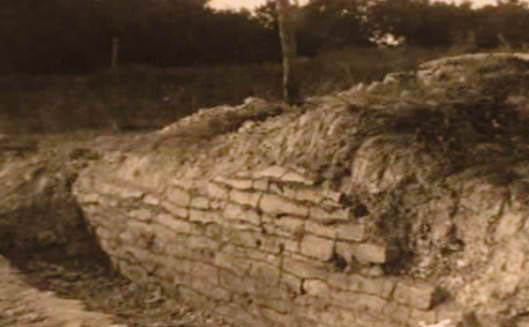 O fotografie istorică a “zidului” în localitatea Rockwall ("zidul de piatră"), Texas



  (Public Domain)