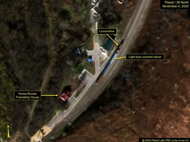 Prim-plan al vagoanelor şi al locomotivei de pe partea rusă a frontierei, 4 noiembrie 2022 (Planet Labs)