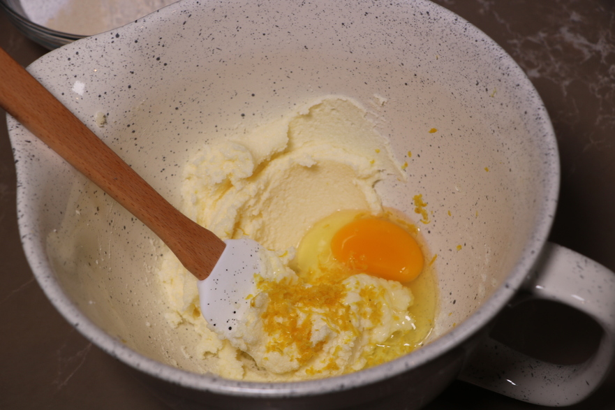 Se adaugă ouăle pe rând (Maria Matyiku / Epoch Times)