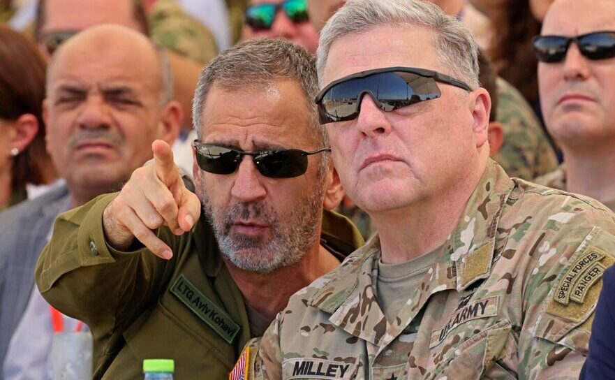 Şeful Marelui Stat Major israelian, Aviv Kohavi împreună cu omologul său american gen. Mark Milley (D), sudul Israelului, 15 septembrie 2022. 