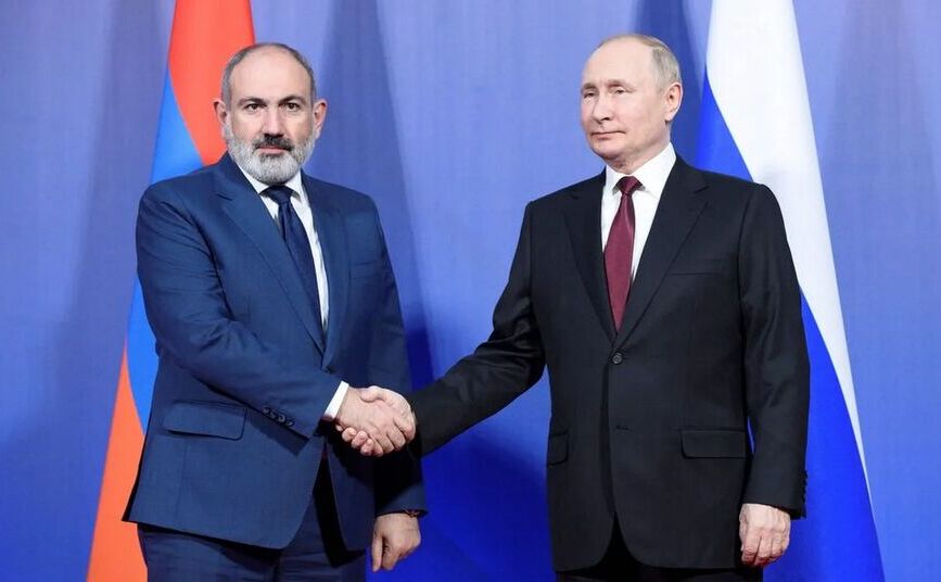 Nikol Paşinian (st) şi Vladimir Putin