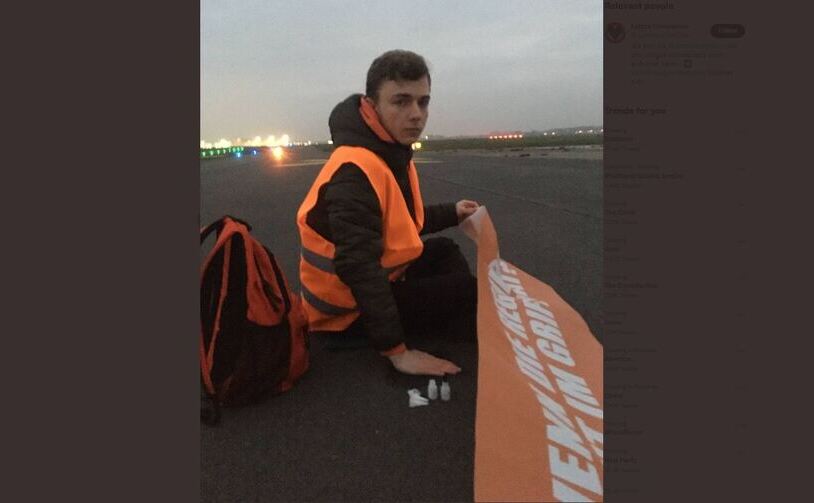 Unul dintre aşa-numiţii activişti de la Letzte Generation, lipit pe ina dintre pistele aeroportului Brandenburg din Berlin, Germania