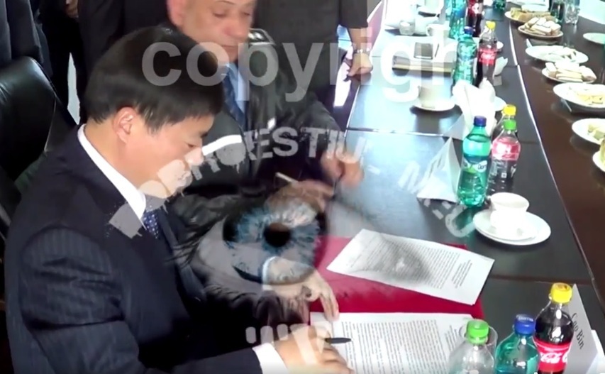 Momentul semnării protocolului de cooperare între şeful poliţiei locale Dobroeşti şi poliţia chineză din Nantong.