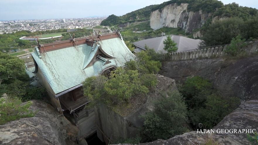 Piatra megalitică numită Ishi-no-Hoden (Youtube - captură ecran)