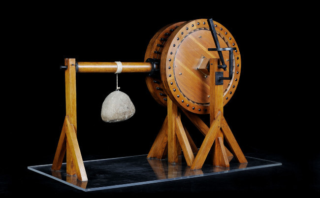 Troliu pentru ridicarea greutăţilor inventat de Leonardo da Vinci (Muzeul Naţional de Ştiinţă şi Tehnologie Leonardo da Vinci din Milano)