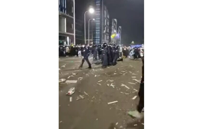 Protestatarii de la o fabrică din Chongqing, China, pun pe fugă poliţia