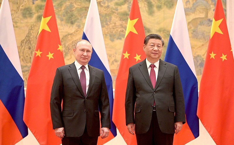 Vladimir Putin (st) şi Xi Jinping