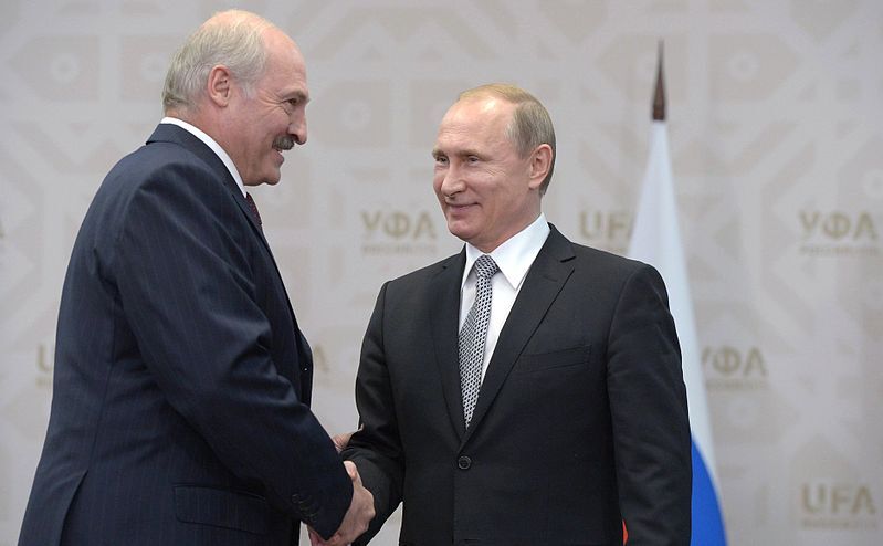 Alexandr Lukaşenko (st) şi Vladimir Putin