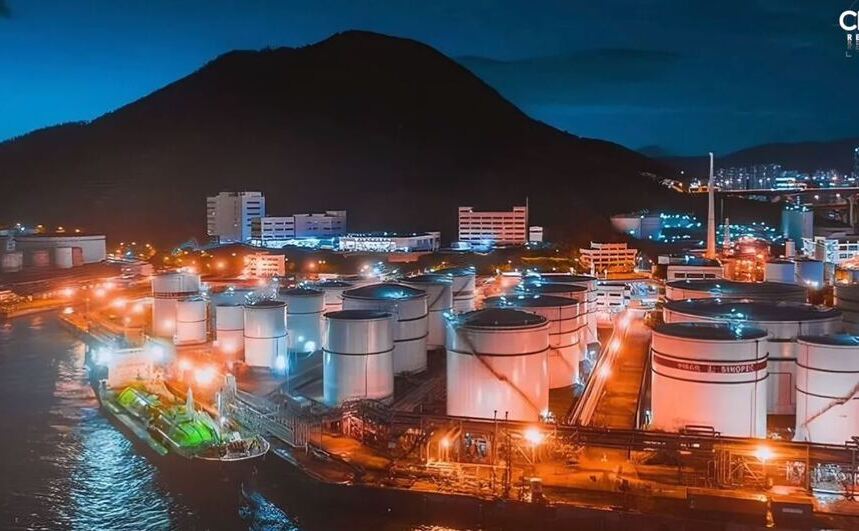 Rezervoare GNL într-un port din China
